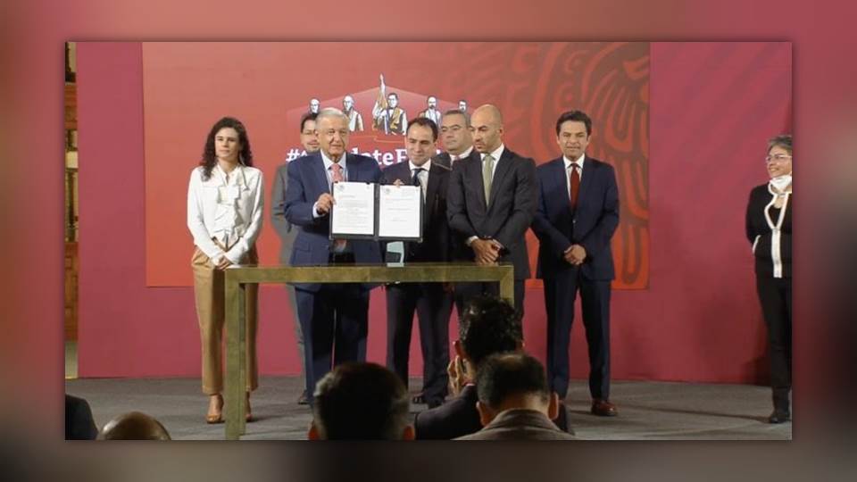 Ya no  más patrones abusivos, AMLO firma iniciativa contra la subcontratación