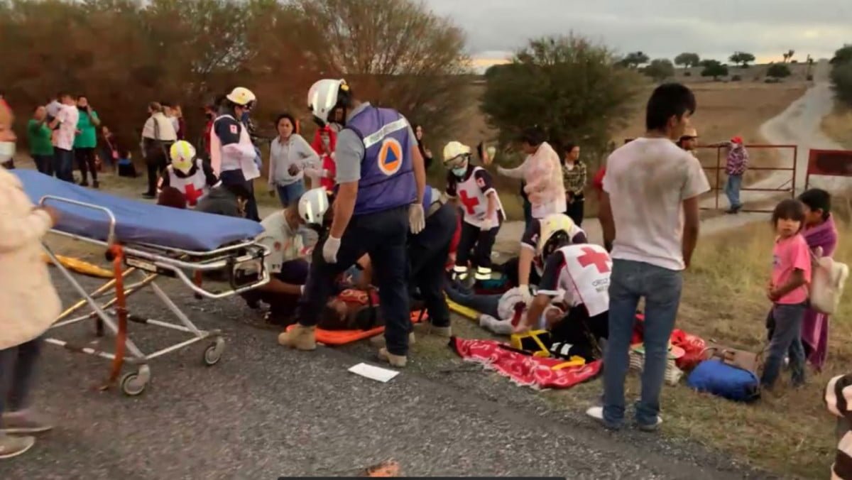 Mueren dos integrantes de FRENA tras volcar autobús en la carretera Victoria–Matamoros