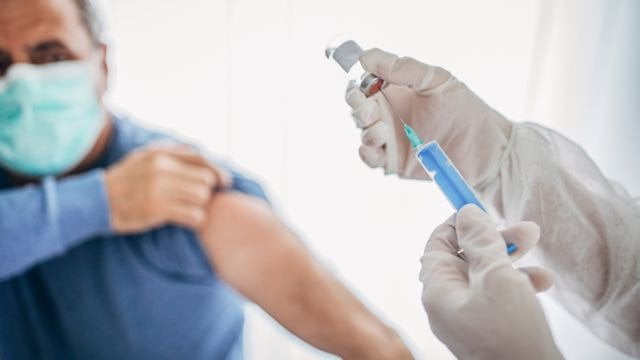 Por error en dosis, retrasan vacuna de AstraZeneca