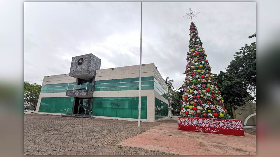Inician autoridades de Cd. Madero la decoración navideña en la alcaldía