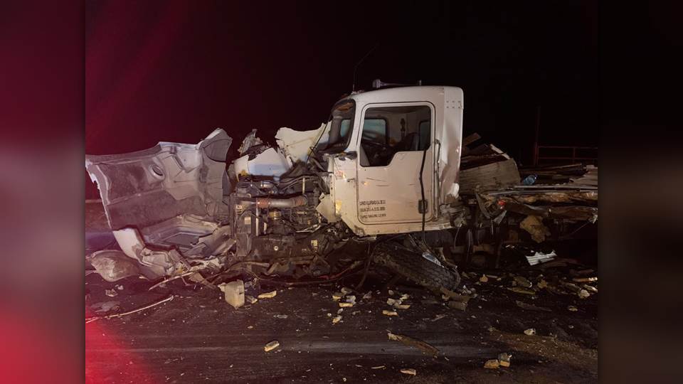 De madrugada chocan tres tráileres en la Victoria-Tampico, hay un herido grave