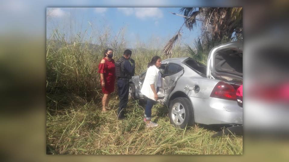 Familia vuelca en la carretera Mante-Valles, se reportan 3 lesionados