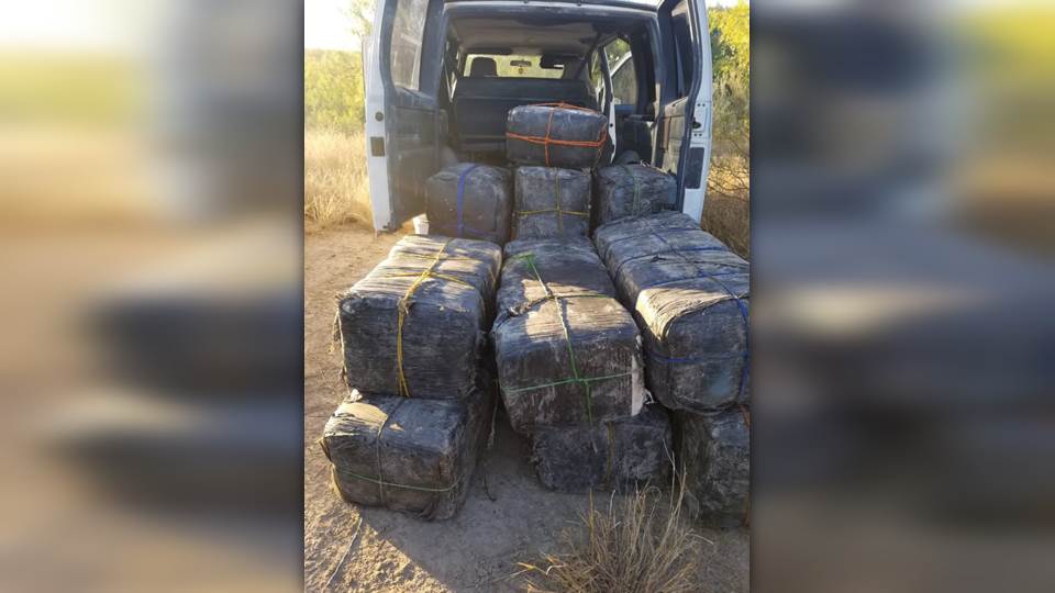 Abandonan camioneta cargada de droga en el río Bravo