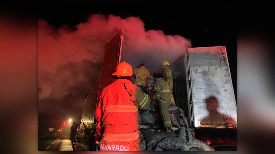 Arde caja de tráiler que llevaba carga de carbón en la carretera Tampico- Victoria