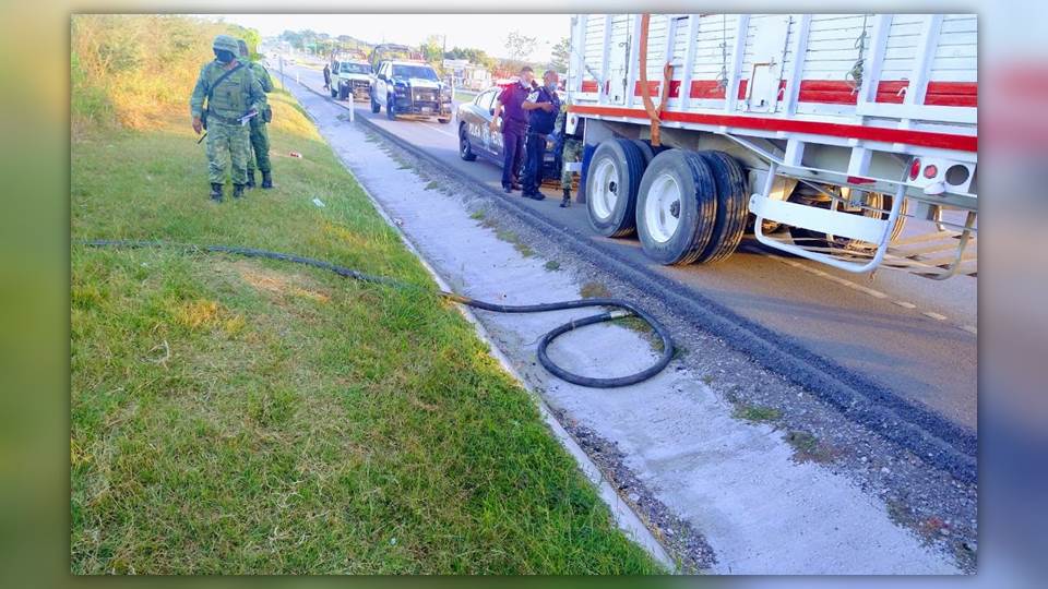 Detectan camión al momento de estar «ordeñando» toma clandestina en ducto de Pemex