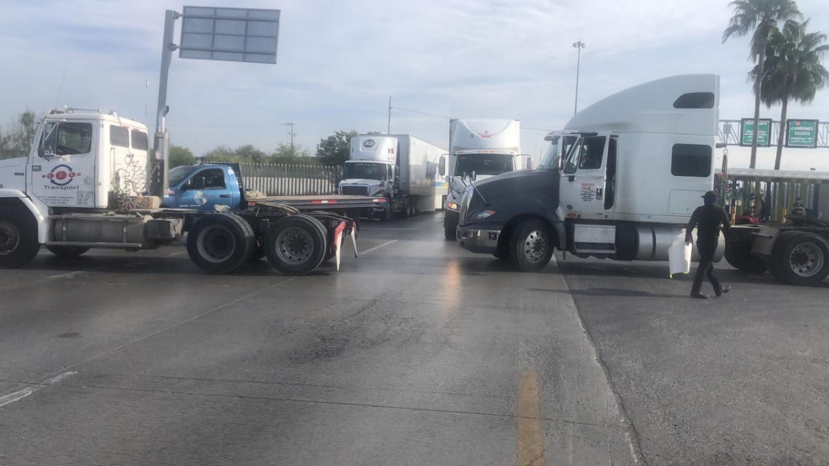 Transportistas bloquean puente 3 de Nuevo Laredo, exigen cruce de unidades vacías