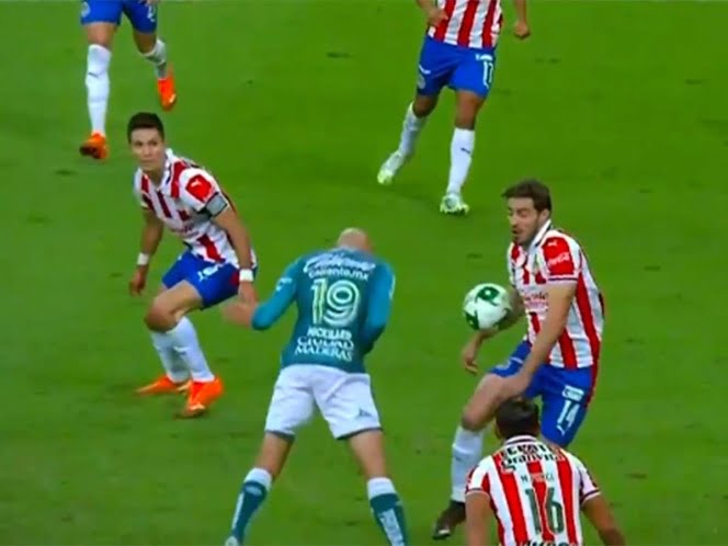Polémica jugada, ¿era penal en contra de Chivas?