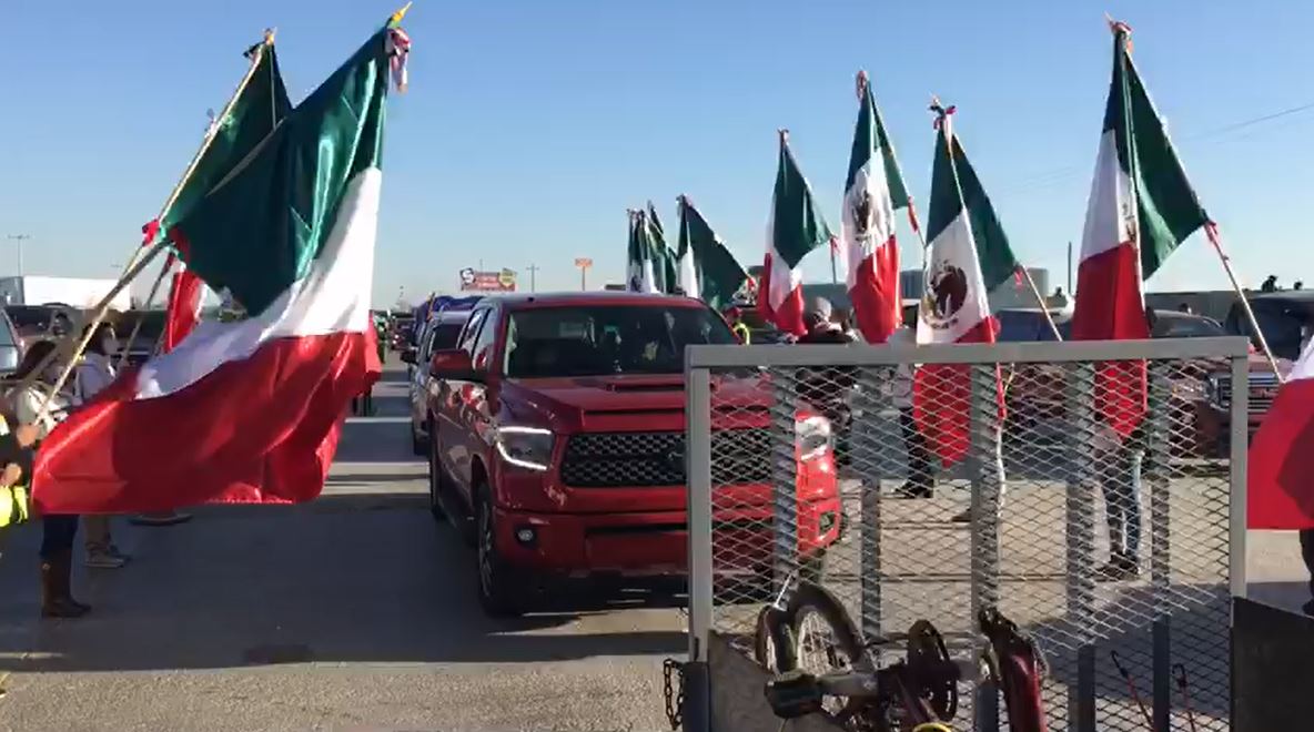 Arriba mega caravana de paisanos por Nuevo Laredo