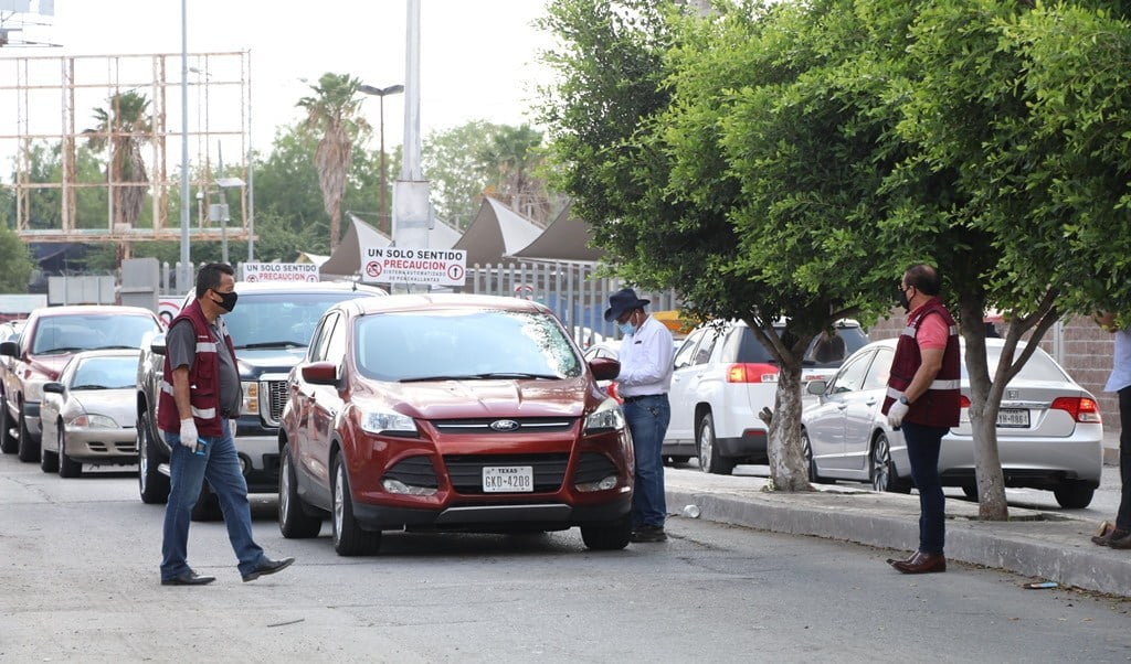 Residentes de Texas se niegan a revisiones sanitarias; agreden e intentan sobornar hasta con pasteles