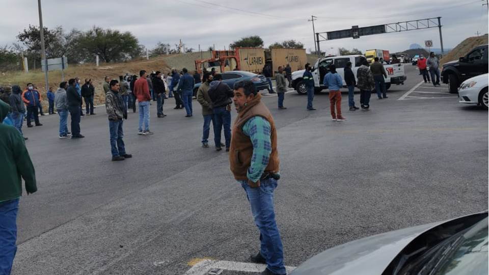 Cañeros bloquean carretera Victoria-Zaragoza, exigen liquidación o reactivación de labores