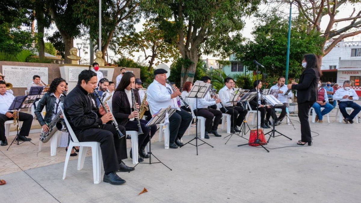Disfrutan transmisión de Velada con la Banda Municipal en Ciudad Madero