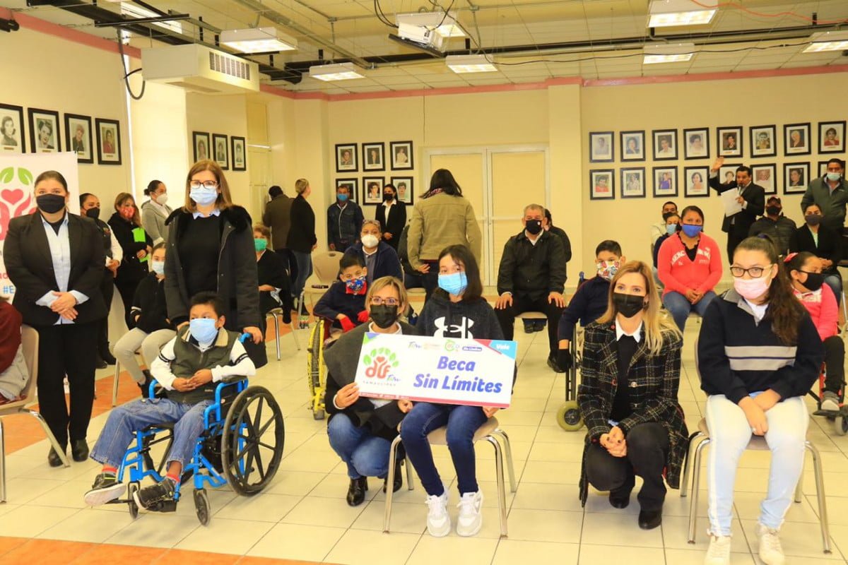 Entrega alcaldesa Pilar Gómez «Becas sin Límites»