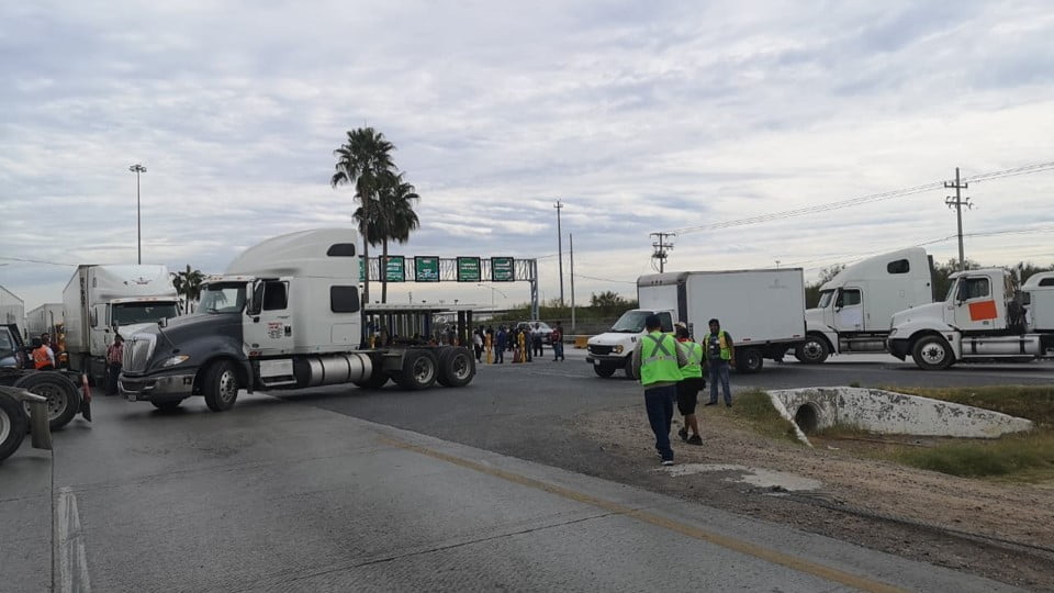 Tras bloqueo, hoy se define si transportistas con carga vacía podrán cruzar por el Puente 3 de Nuevo Laredo