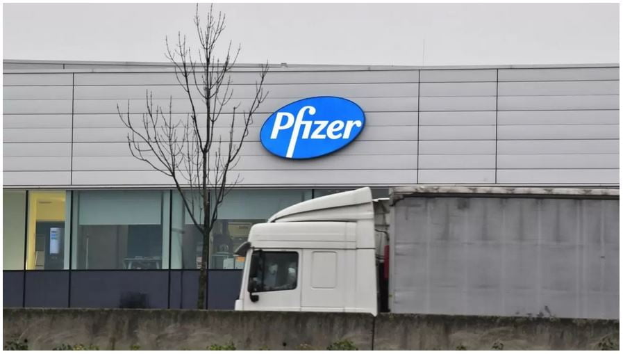 Pfizer reduce 50% su objetivo de producción de vacunas contra COVID de este año