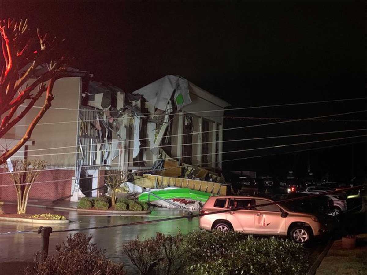Tornado en Alabama deja un muerto y daños