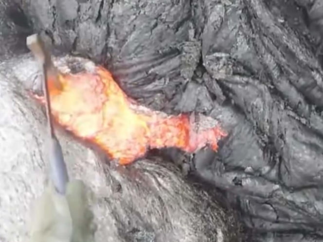 Así arriesga su vida un científico para tomar una muestra de lava