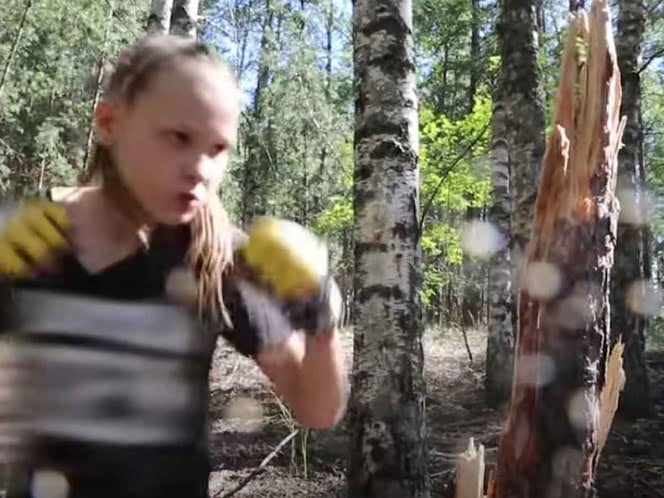 Niña de 10 años destroza árbol en práctica de boxeo… ¡es increíble!