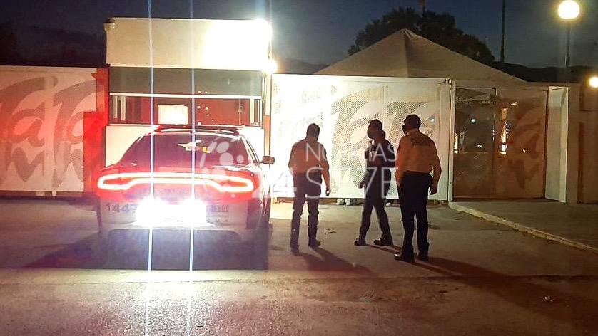Detienen a una mujer por llevar a su bebé en una maleta