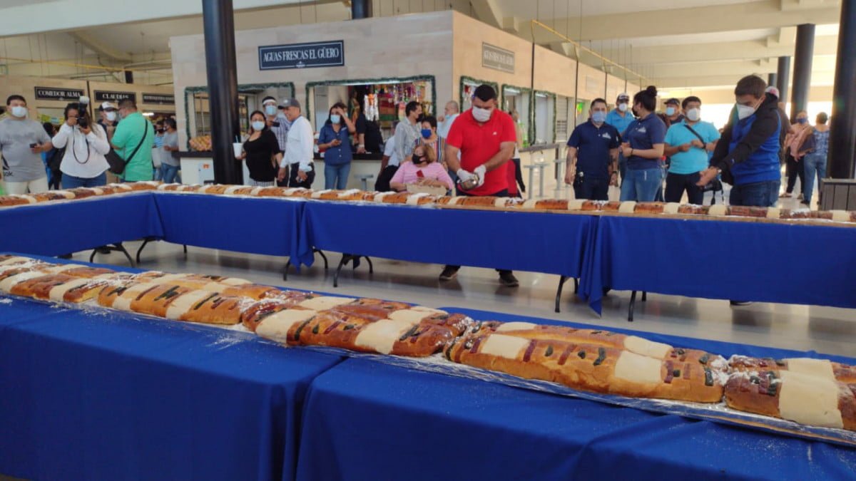 Con una mega rosca, locatarios de los nuevos mercados de Tampico celebran el 6 de Reyes
