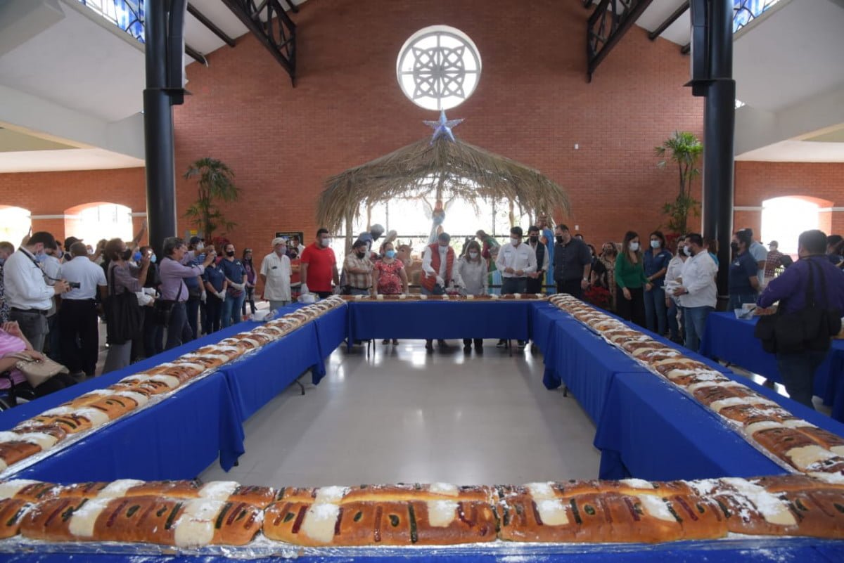 Comparte Chucho Nader Tradicional Rosca de Reyes en Mercado de Tampico