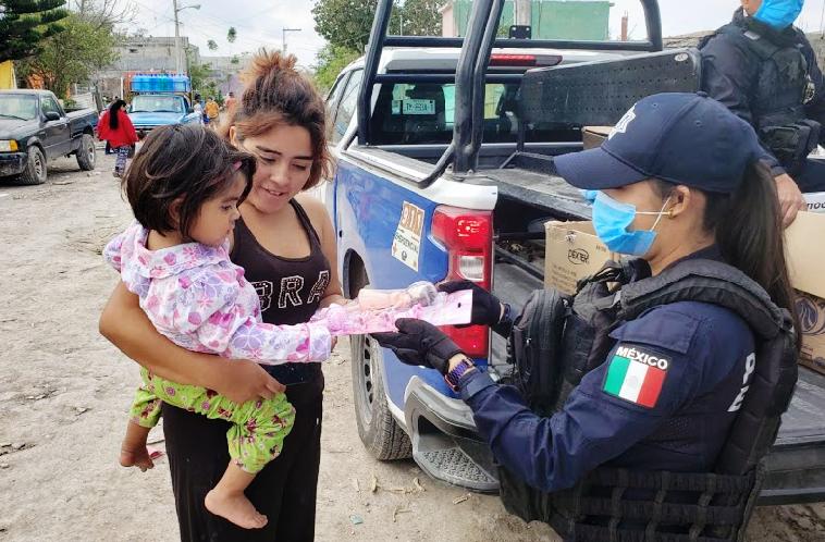 Policías estatales entregan regalos a niños y niñas de escasos recursos.