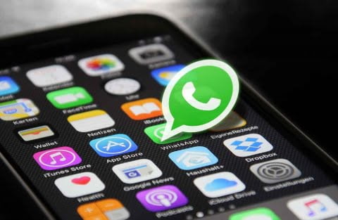 Whatsapp quiere compartir más datos con Facebook; usuarios se inquietan