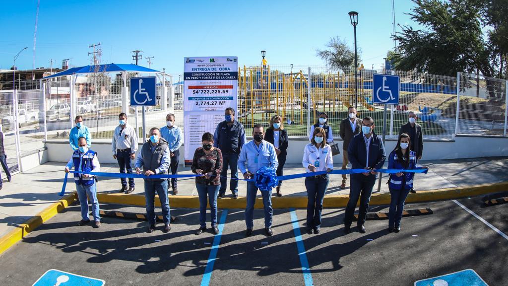 Cumple Enrique Rivas y entrega a vecinos de la Palacios nueva plaza pública