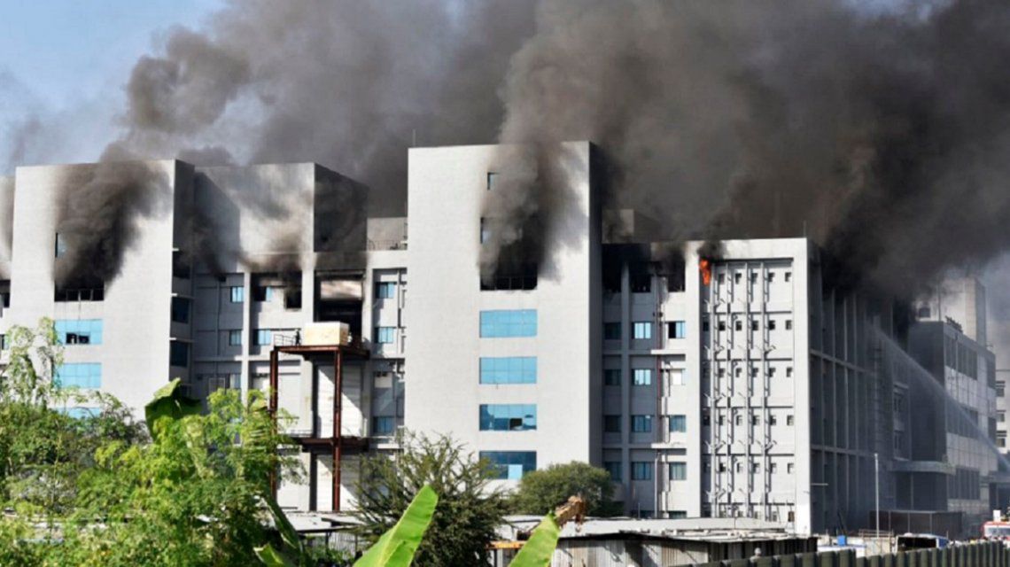 Se incendia edificio en India, donde producen vacuna Covid de AstraZeneca y Oxford
