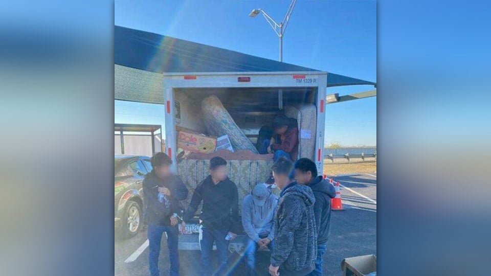 Encuentran a indocumentados en camión de mudanza
