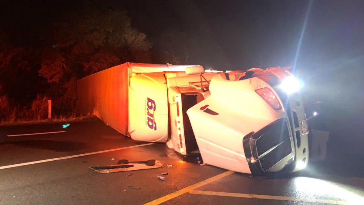 Volcadura de tráiler afecta vialidad en la carretera Victoria-Monterrey