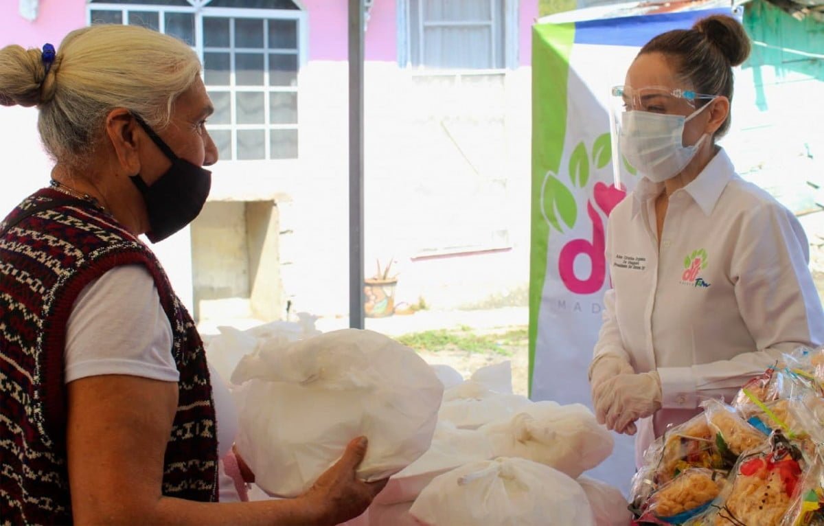 Entrega DIF Madero apoyo alimentario en colonia La Barra