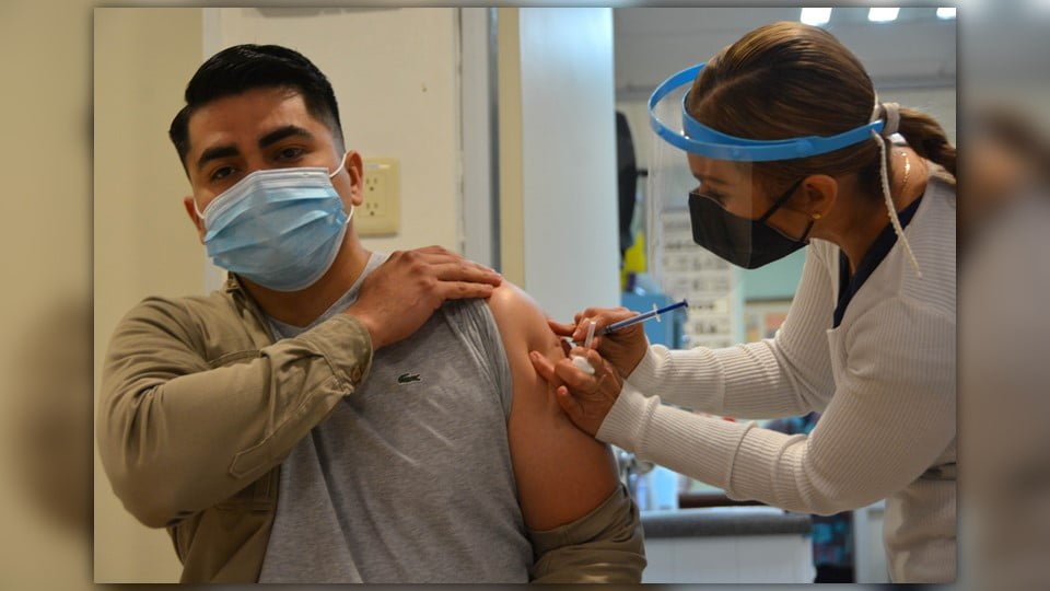 Inicia PEMEX vacunación a personal médico del Hospital Regional de Ciudad Madero