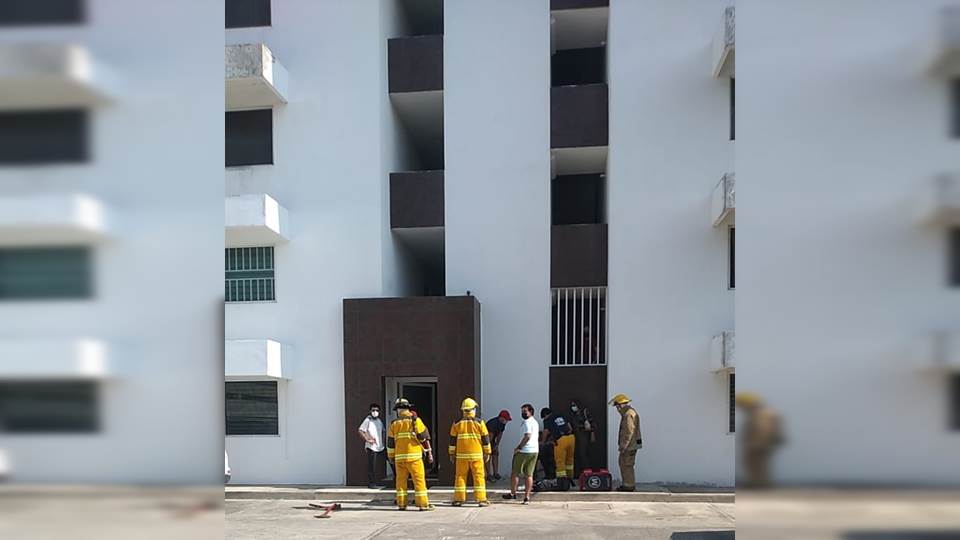Se quedan atrapados en elevador de un edificio en Ciudad Madero