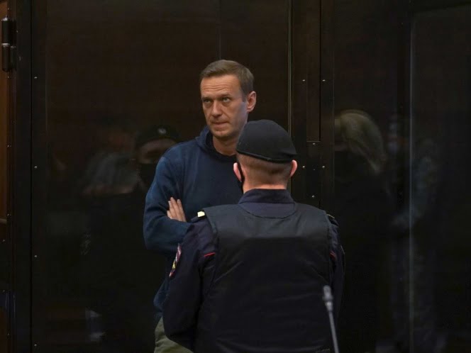 Justicia rusa condena a opositor Navalni a tres años y medio de cárcel
