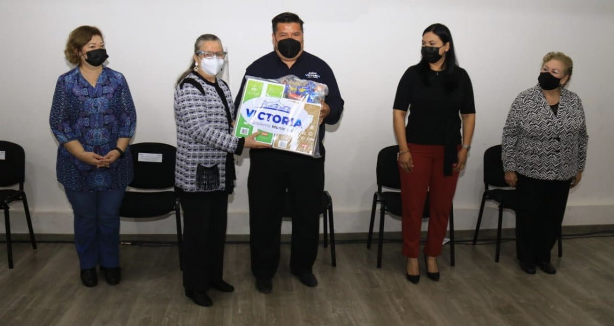 Entrega Gobierno Municipal apoyos al sector educativo