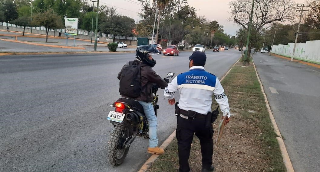 Promueve Tránsito de Victoria uso de casco entre motociclistas