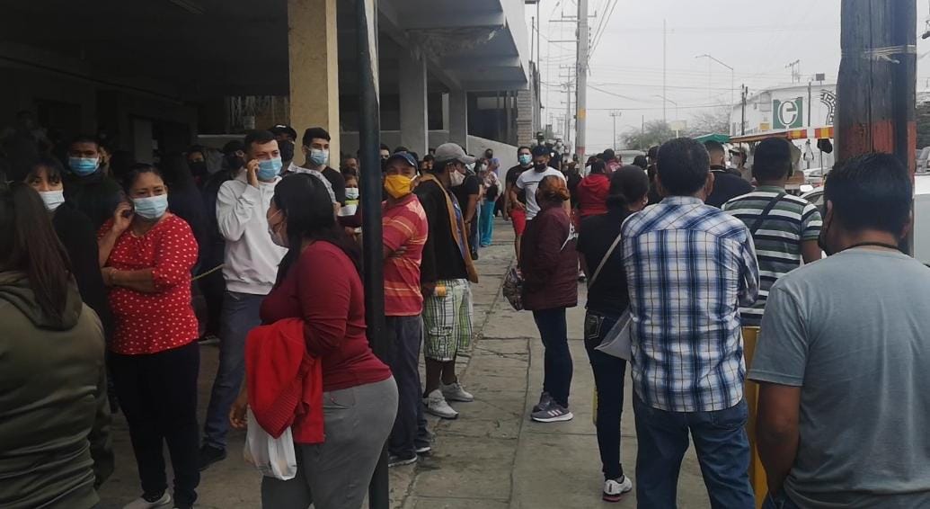 Neolaredenses se aglomeran afuera del INE pese a Covid