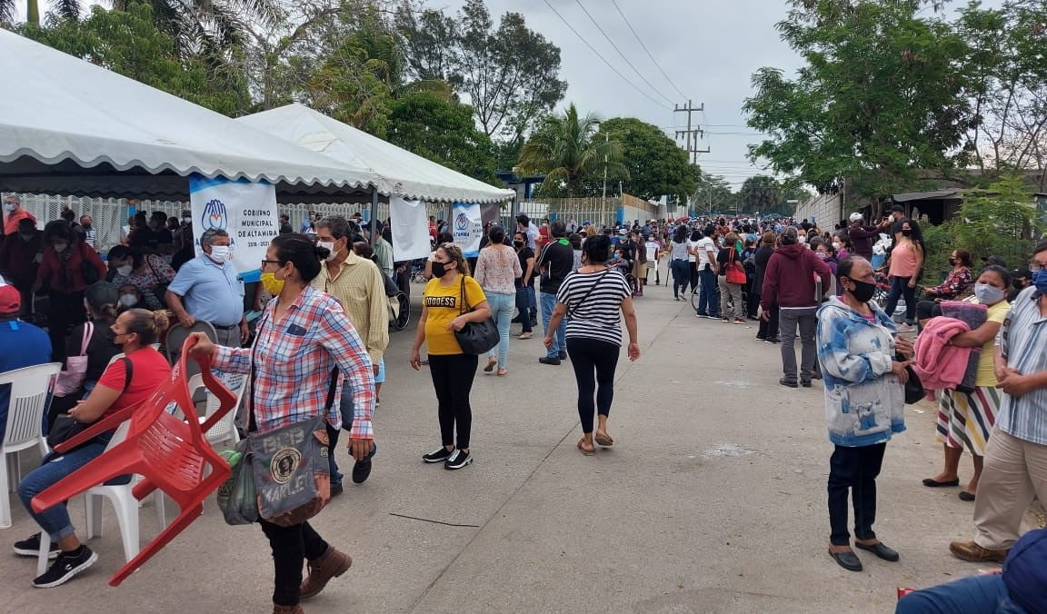 Jóvenes cobran 500 pesos por hacer la fila para que abuelitos se apliquen vacuna contra el Covid