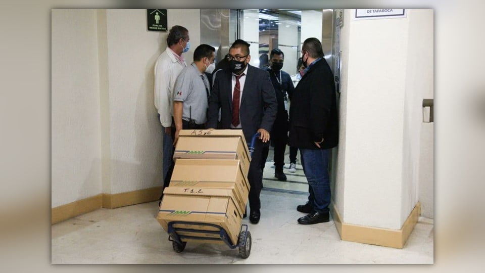 FGR entrega a diputados seis cajas con evidencia contra García Cabeza de Vaca