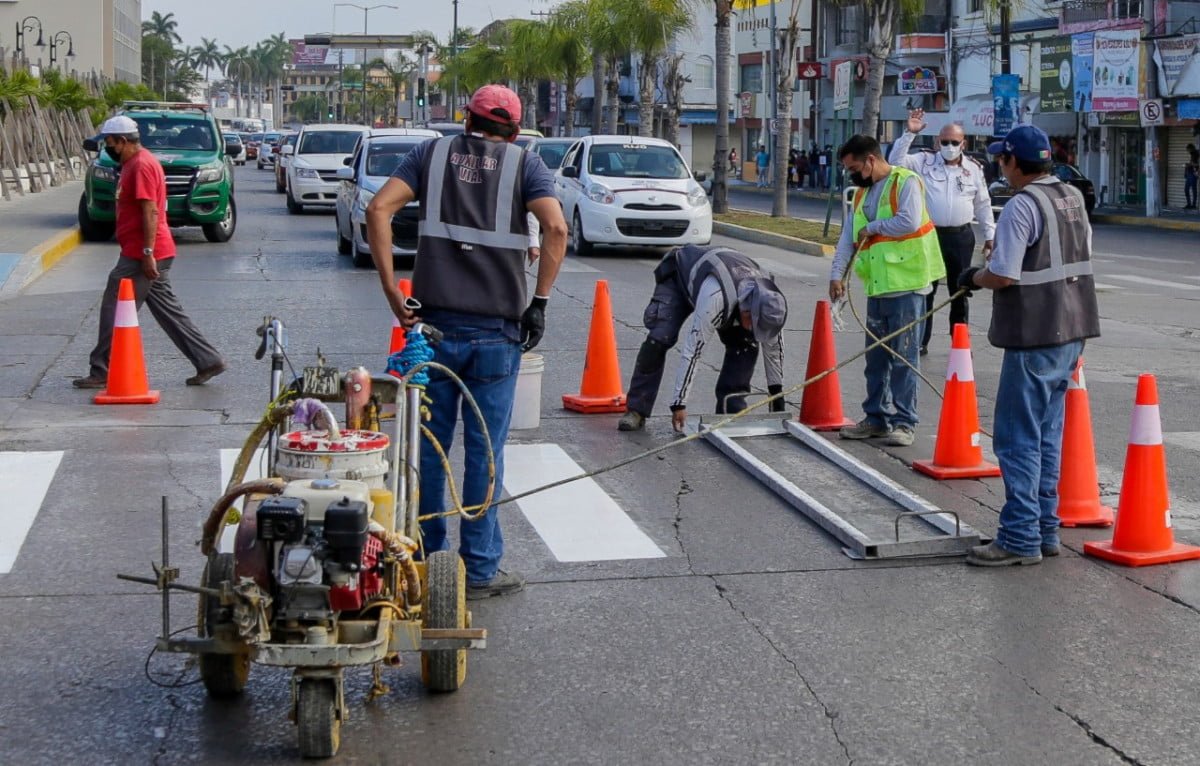 Dan mantenimiento a pasos peatonales en Ciudad Madero