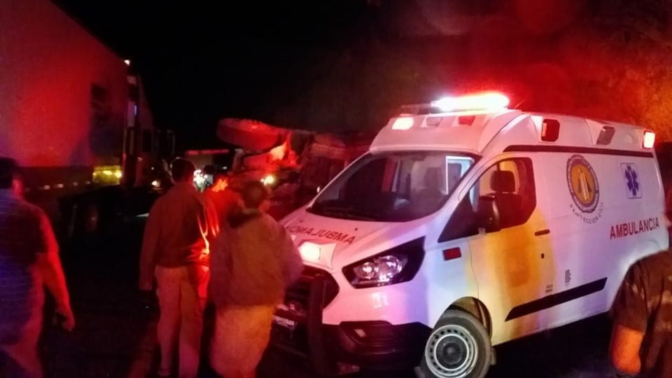 Nuevo caso de rapiña tras volcadura de tráiler que transportaba pollo