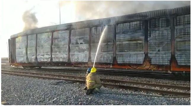 Arde vagón con vehículos en su interior en Nuevo Laredo