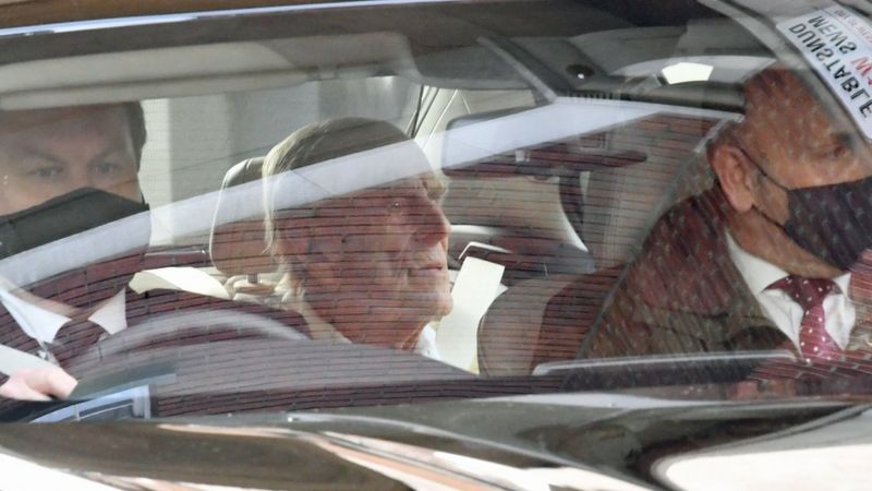 El príncipe Felipe sale del hospital después de un mes de convalecencia