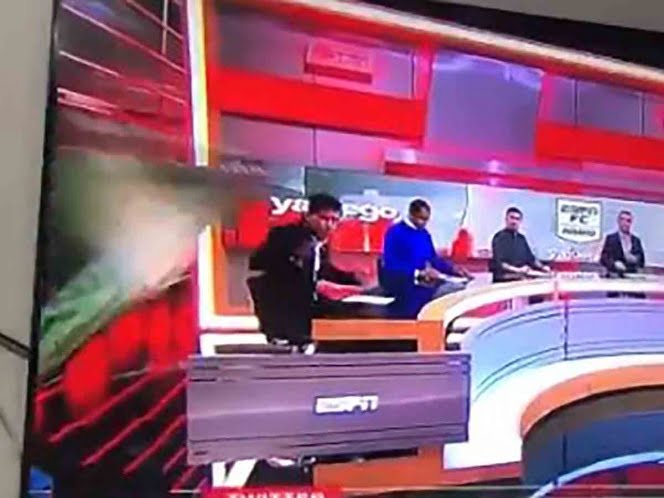 Cae pantalla sobre panelista en pleno programa de televisión