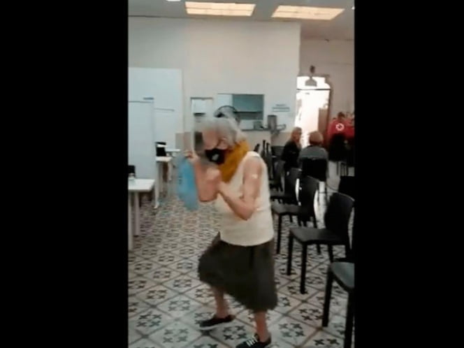 Así celebra abuelita bailando rock tras recibir la vacuna