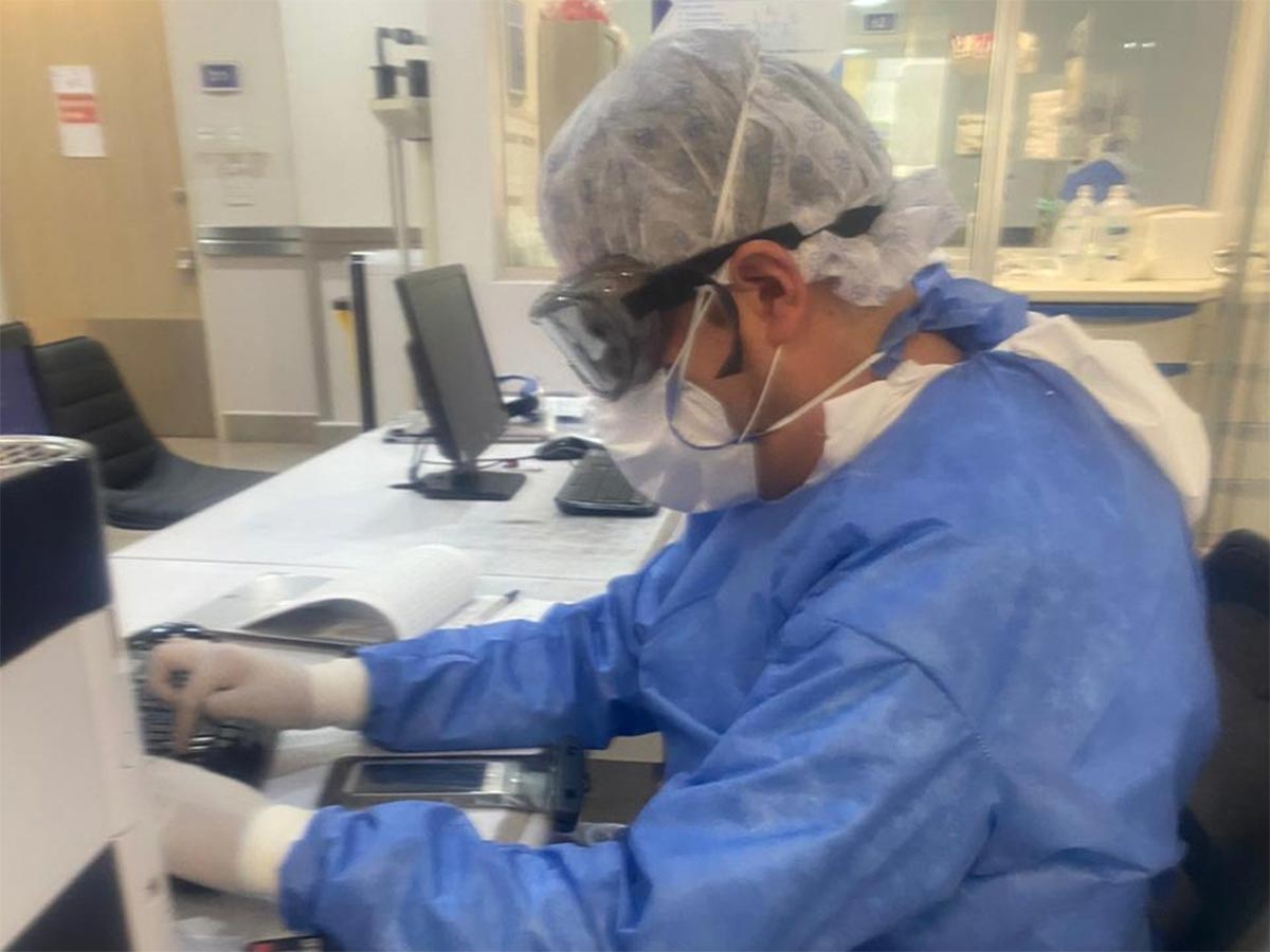 Le roban sus quincenas a doctor que atendía área covid