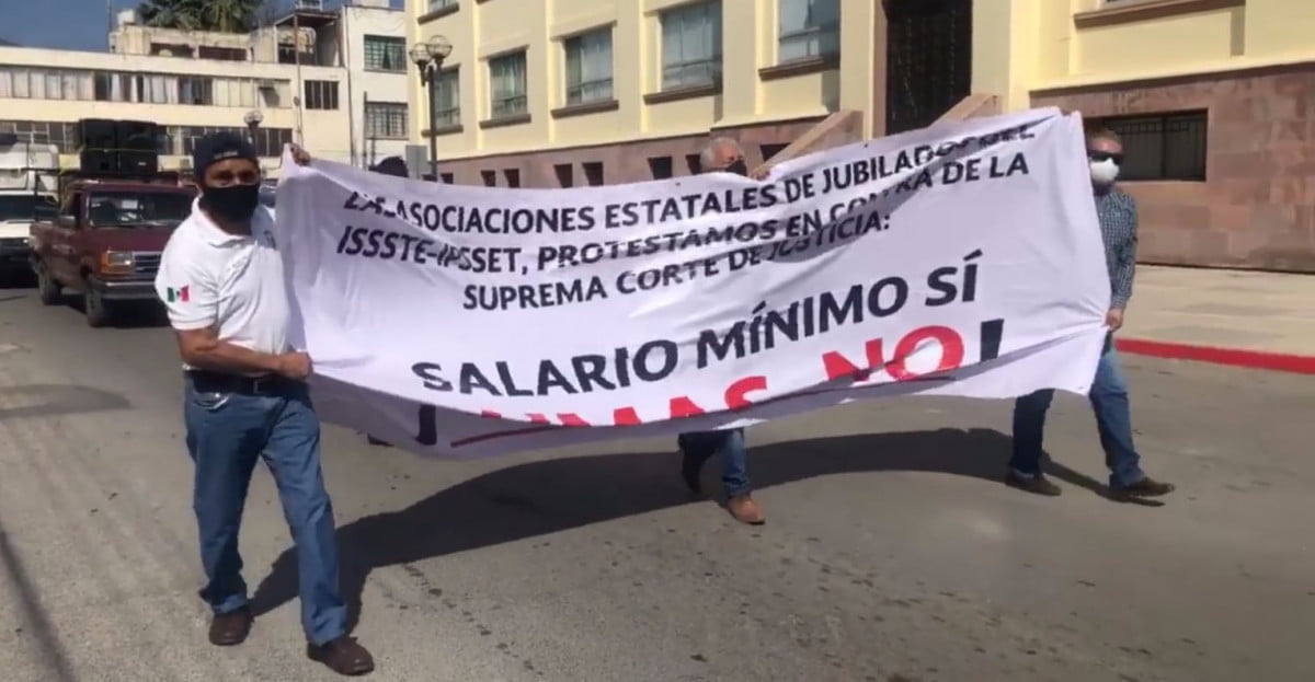 Se manifiestan con caravana jubilados del ISSSTE