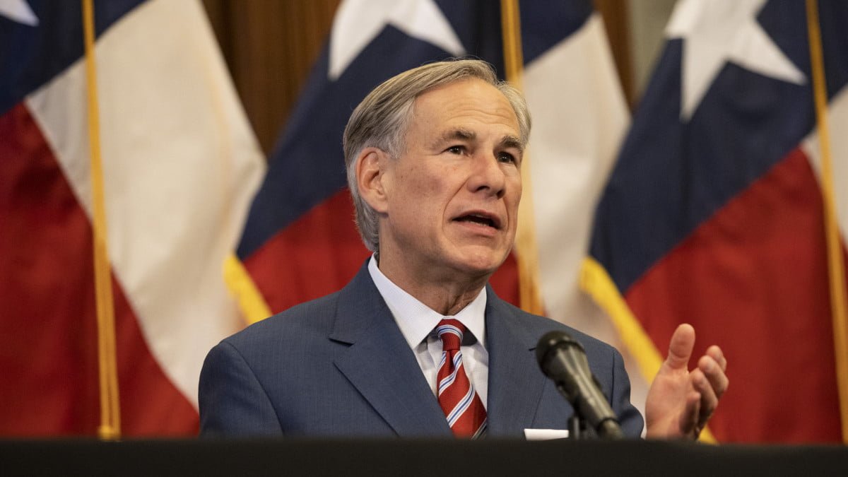 Texas ordena suspender uso obligatorio de cubrebocas y reabrir negocios al 100%