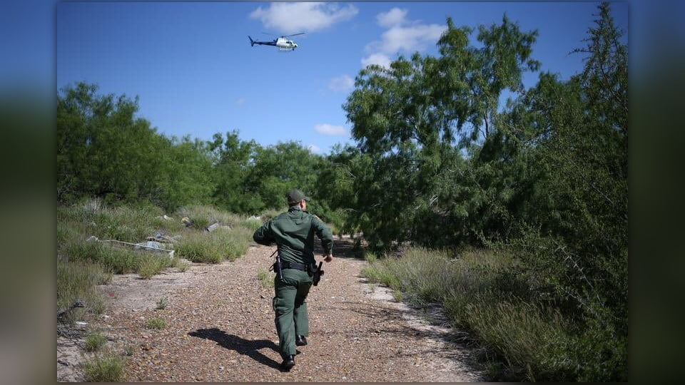 Frustran contrabando de droga y delincuentes huyen a México