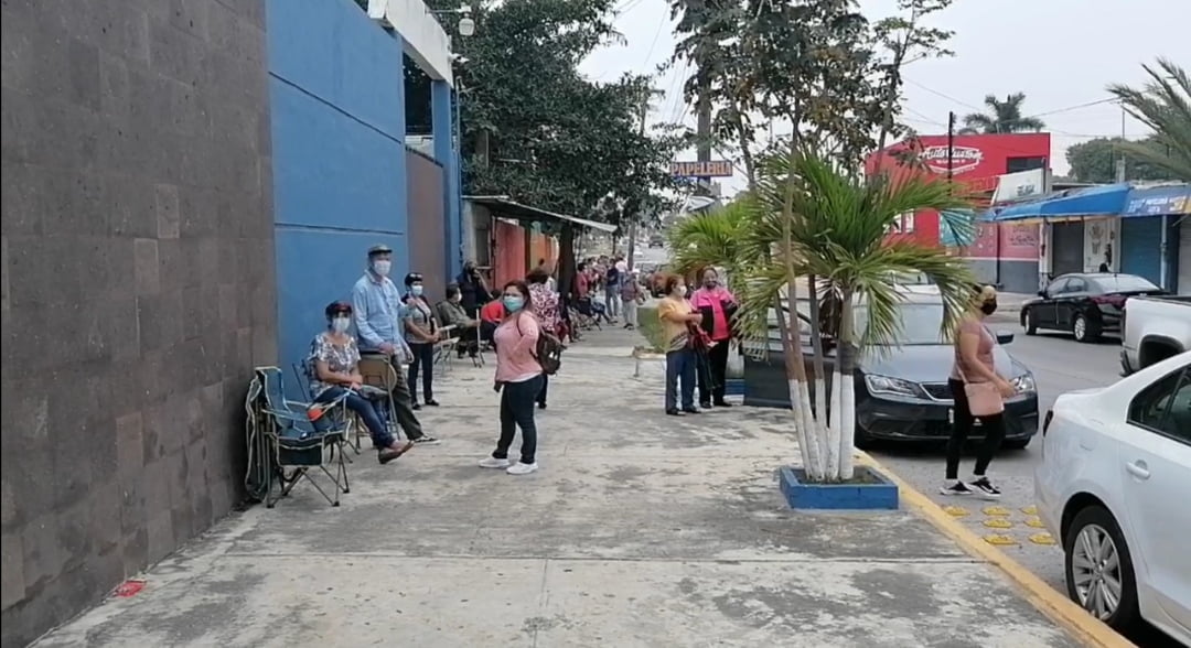 Nuevamente abuelitos caen en engaño; hacen fila afuera de escuela de Cd. Madero para ser vacunados